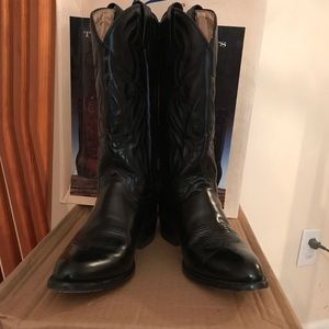 Men’s size 8 cowboy boots black and nice detail